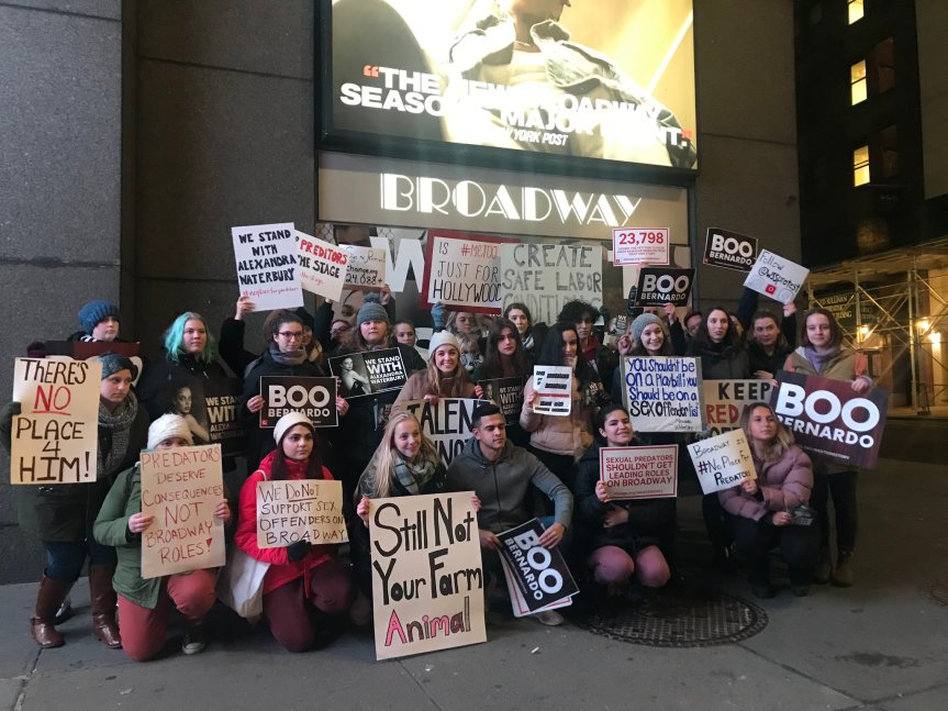 Decenas de manifestantes protestan en Broadway contra un bailarín de ‘West Side Story’ acusado de abuso sexual